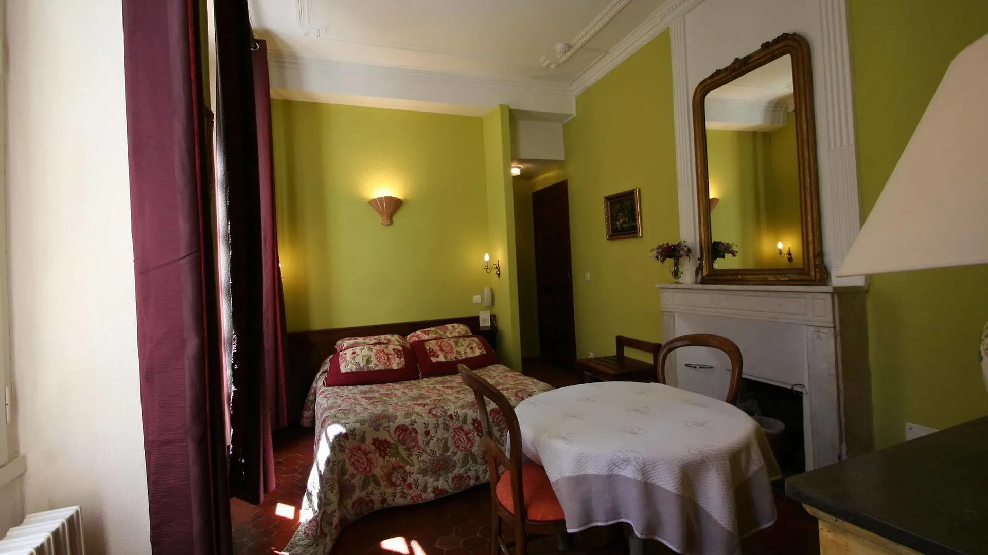 Hostellerie Le Beffroi Vaison-la-Romaine Hotel